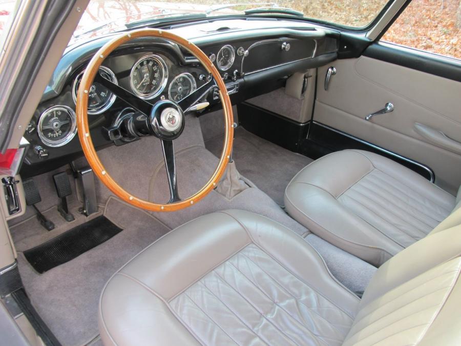 Интерьер Aston Martin DB4 (245/L) 1960 года  (фото 19 из 19)